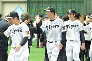 キャンプを打ち上げた阪神・藤川監督（中央）