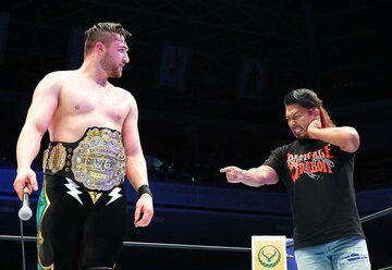 試合後、カラム・ニューマン(左)に挑戦表明する鷹木信悟