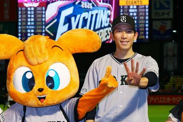 自己最多奪三振で完封勝利の戸郷はキッズジャビットと「１４」をアピール