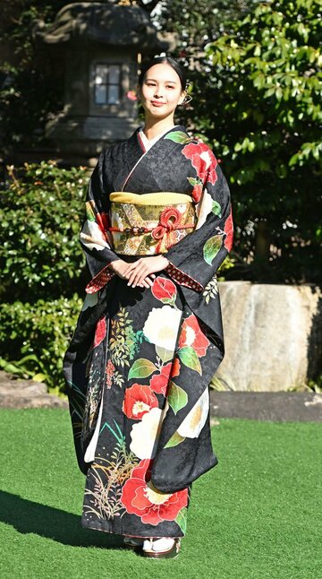 つばきの花があしらわれた晴れ着で登場した白河れい