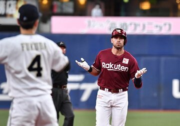  天井直撃の打球を放つもフェアグラウンドに落下し三塁タッチアウトになったロメロ