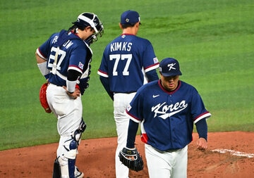 ２回裏に降板した韓国のリュ・ヒョンジン（右）