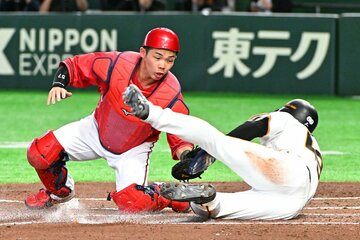 ２回、竹丸和幸がセーフティースクイズで本塁に突入した巨人・平山功太(右)