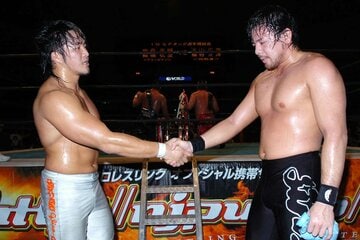 握手で中邑真輔（右）とのタッグを解消（05年10月）