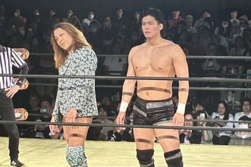 どちらが真のイケメンか、会場の声援を確認する安齊勇馬(右)と黒潮TOKYOジャパン