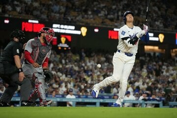 死球を受けた大谷翔平（ロイター）