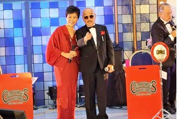 デビューしたＢＯＳＳ★岡(右)と、お祝いに駆け付けたチェウニ