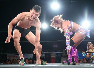 健康サンダルに悶絶する青木真也(左)とウナギ・サヤカ