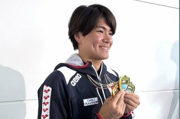 パンパシフィック選手権で獲得したメダルを見せる松下知之