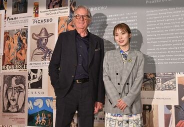フォトセッションに収まる松岡茉優(右)とサー・ポール・スミス