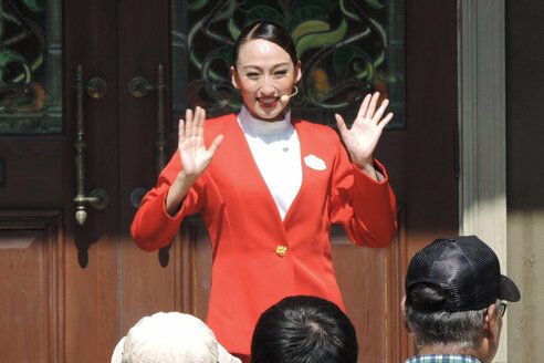 USJの〝毒舌案内人〟綾小路麗華がコスプレしたファンいじり「あーら