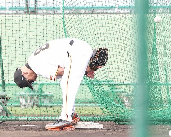 グラブを着け、一塁で送球を受けた巨人・阿部監督