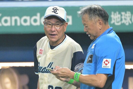 8回、選手交代を告げるヤクルト・池山監督(左)