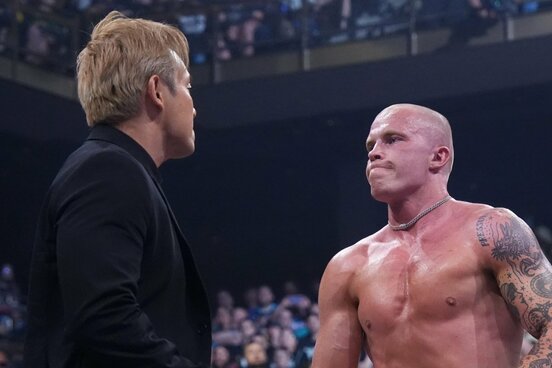 オカダ・カズチカ（左）とカイル・フレッチャー（©All Elite Wrestling） 