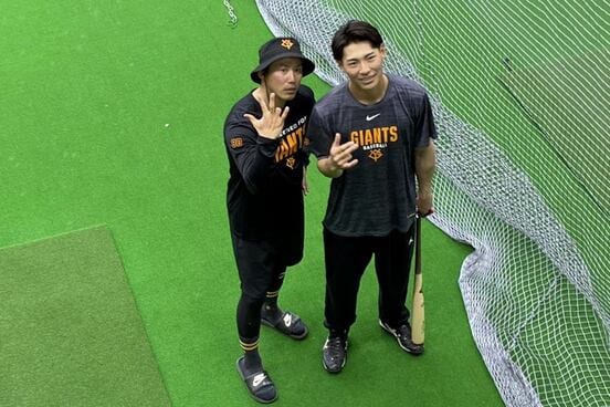 矢野コーチ(左)とポーズを取る平山功太