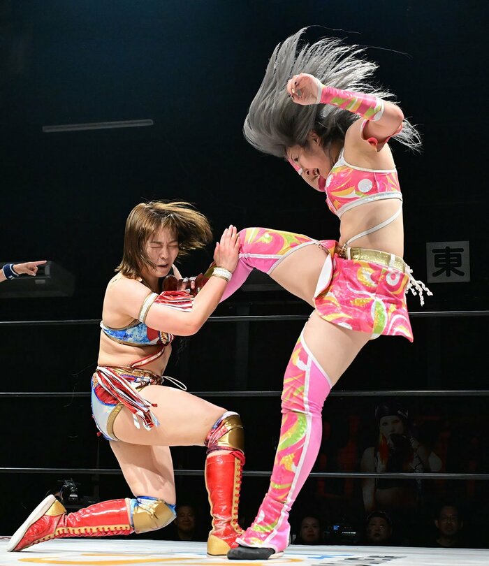 姉貴分のSareee(左)にも容赦ない蹴りを入れるChi Chi
