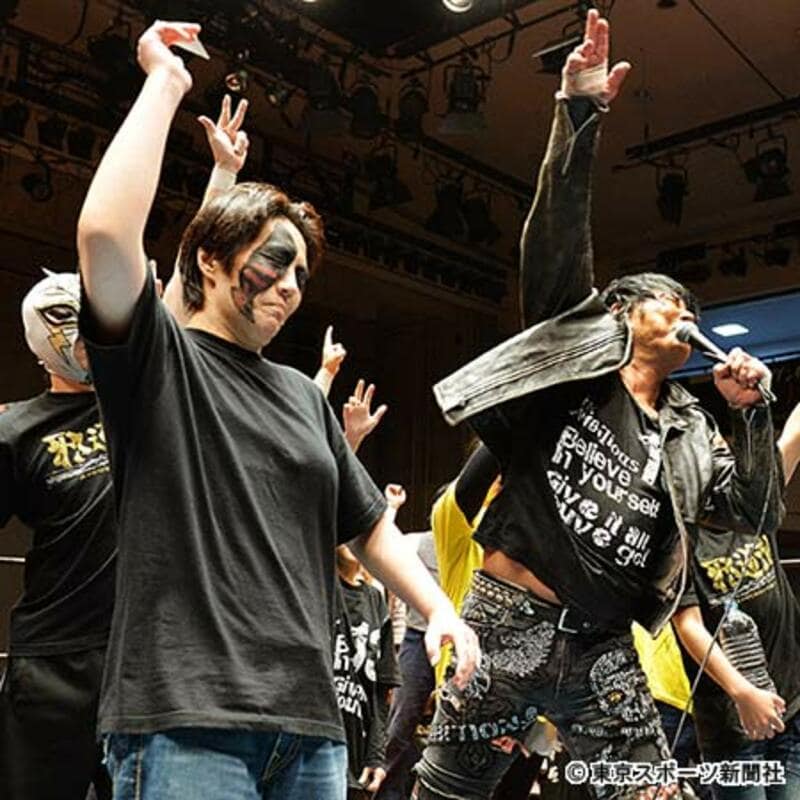 大仁田（右）らの「ファイヤー」の叫びに土屋（左）は感無量の表情