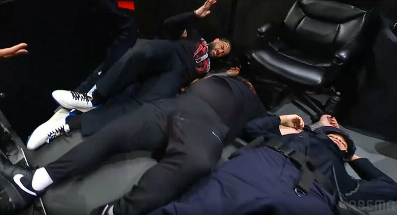 ローマン・レインズ（左）はブロンソン・リード（中）と警官をまとめて場外バリケード葬(©AbemaTV,Inc.）