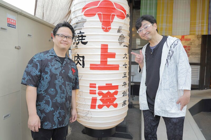 焼肉「上海」（広島市）を営む山口剛の弟・将さん(左)と宮崎経督記者