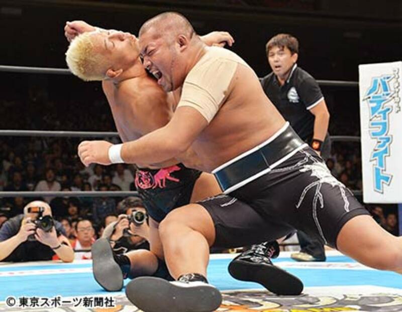 裕二郎（左）にラリアートを叩き込む石井