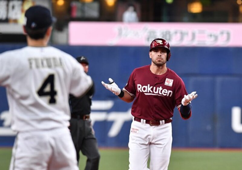  天井直撃の打球を放つもフェアグラウンドに落下し三塁タッチアウトになったロメロ