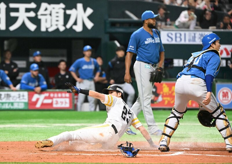 延長１０回、サヨナラのホームを踏むソフトバンク・周東(中)