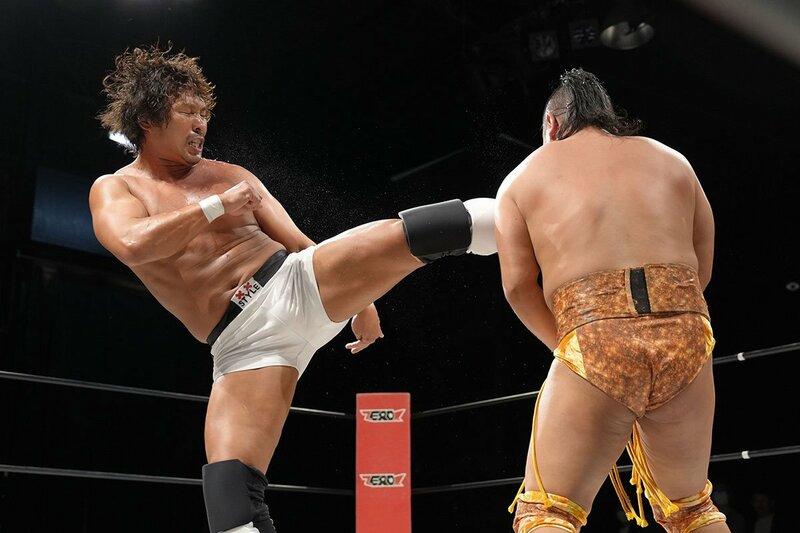 朱鷺裕基(右)にミドルキックをぶち込む中嶋勝彦（©博文社）
