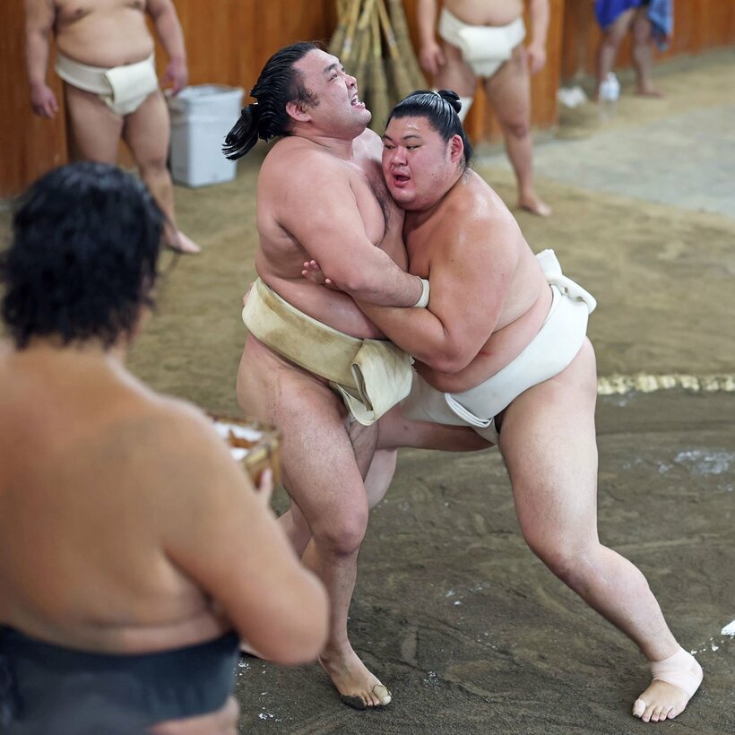 霧島（左）を相手に相撲を取った大の里（代表撮影）