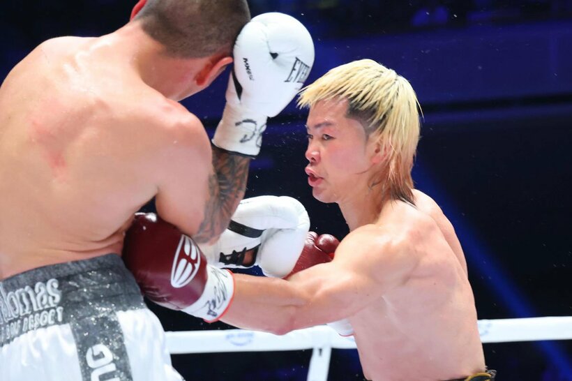 ３R、エストラダ(左)を果敢に攻める那須川天心