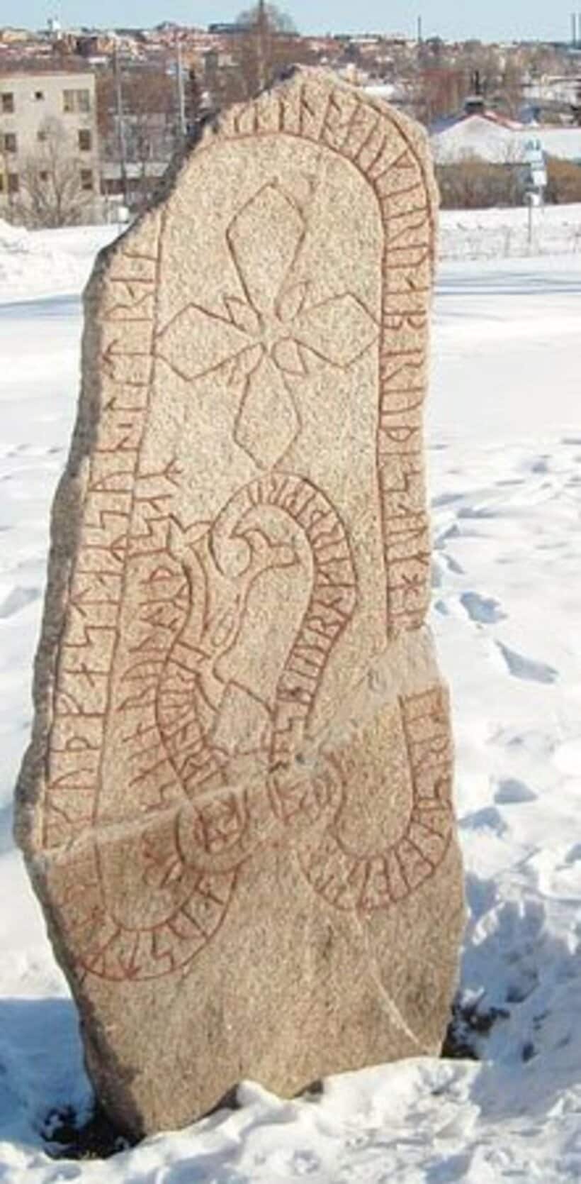  巨大なヘビを封印したとされるルーン文字が刻まれた石