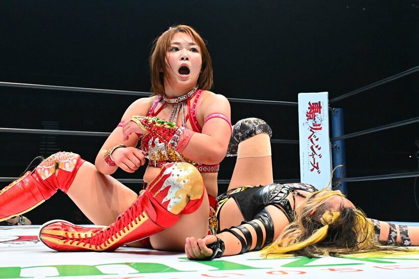 敵地スターダムのリングでは一時、容赦ないブーイングを浴び続けたSareee(左)