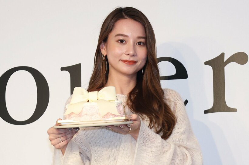 ケーキを手にするＮｉｋｉ