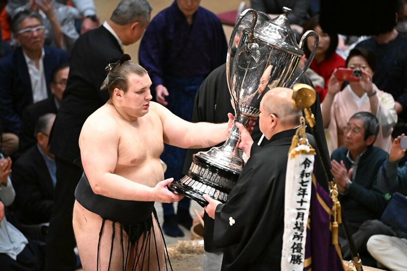 ２場所連続優勝を果たし、賜杯を受け取る安青錦(左)