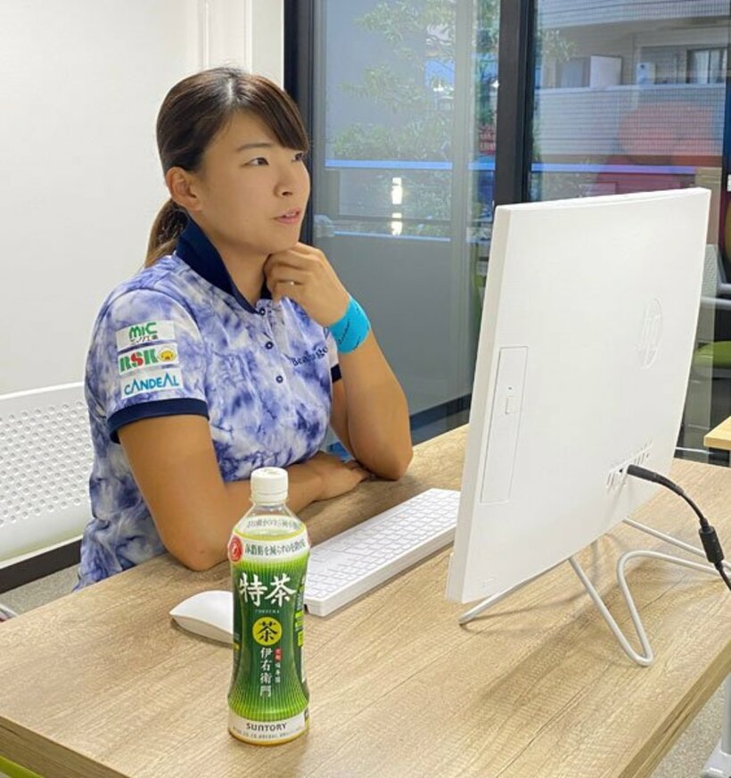  オンライン会見で渋野は笑顔で意気込みを語った（日本女子プロゴルフ協会提供）