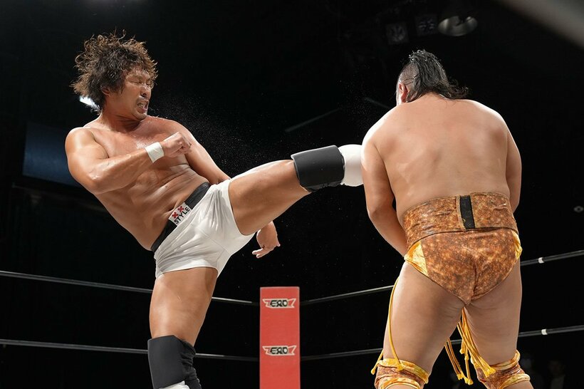 朱鷺裕基(右)にミドルキックをぶち込む中嶋勝彦（©博文社）