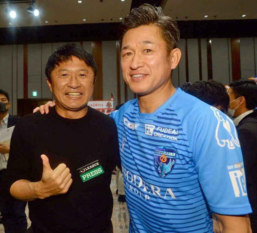  カズ(右)と肩を組む武田修宏氏