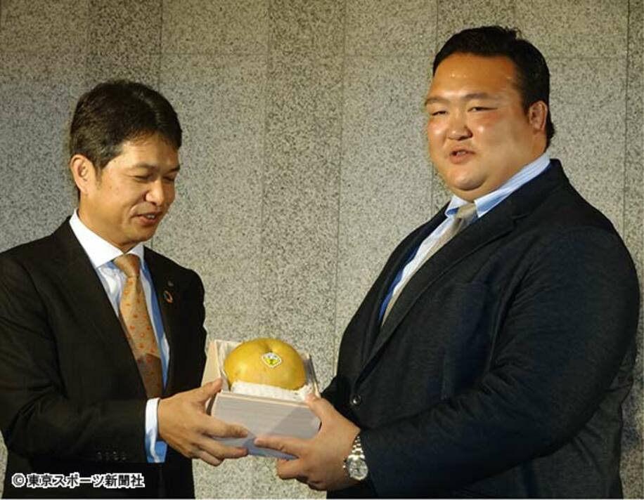  １個８０００円超の高級梨「恵水」を手にする荒磯親方。左は大井川和彦茨城県知事
