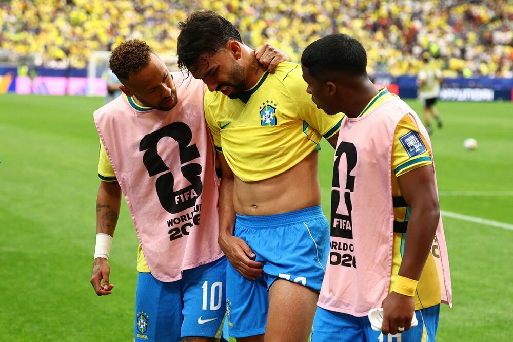 負傷退場しネイマールに慰められるパケタ(ロイター)