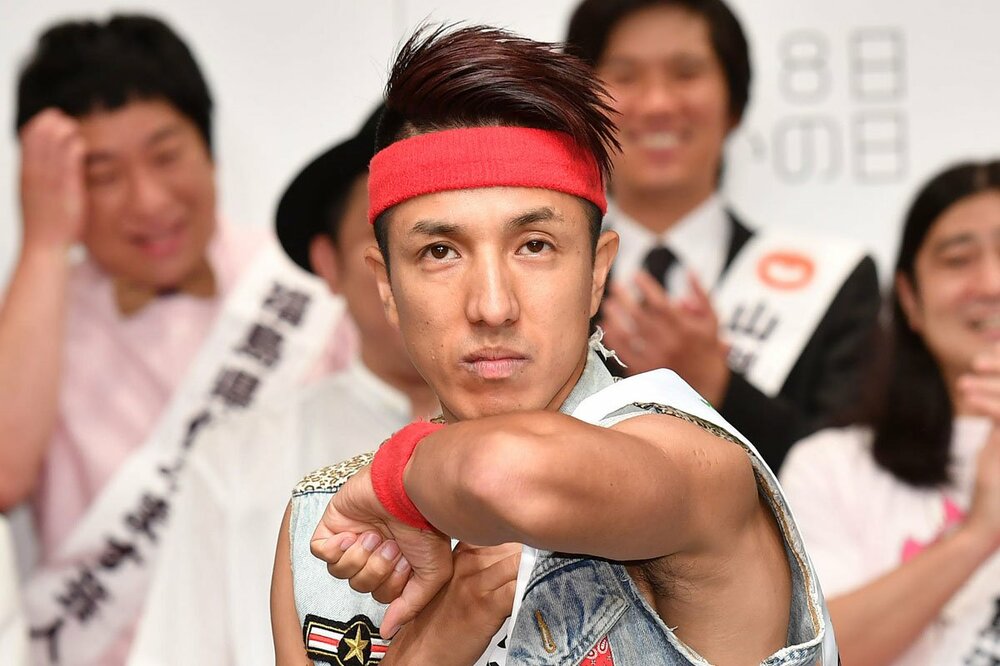 ヒジネタを繰り出すツネ