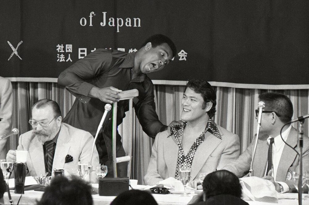 調印式で猪木を挑発するアリ（１９７６年）