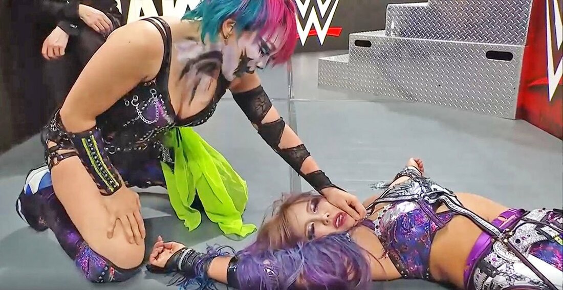 フォールを奪われたカイリ・セイン(右)に罵声を浴びせるアスカ（©AbemaTV, Inc.）