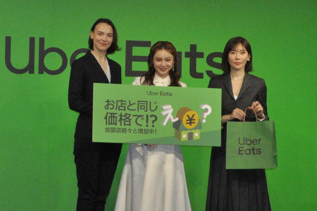 （左から）ユリア・ブロヴキ代表、平愛梨、経済アナリストの馬渕磨理子氏