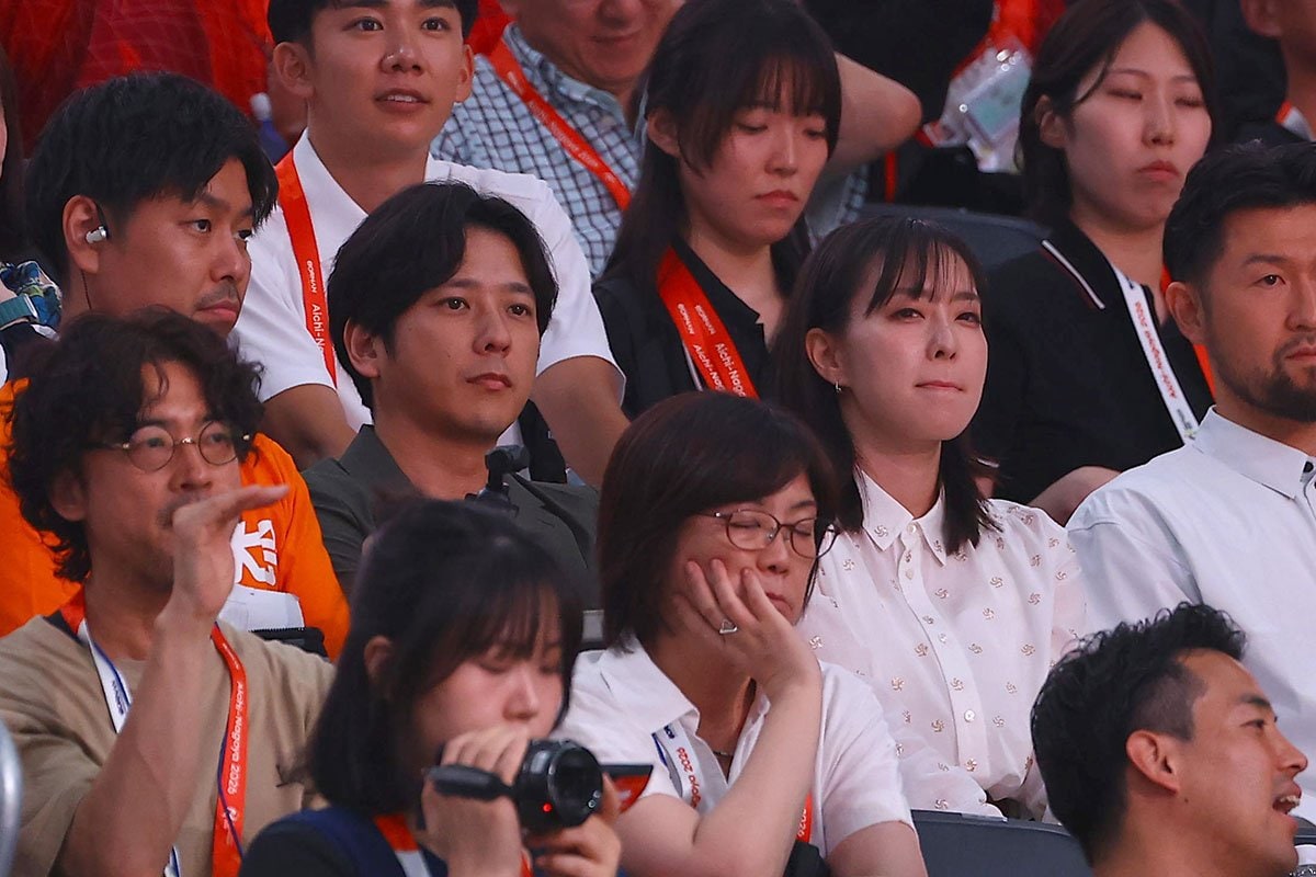 観客席で日韓戦を観戦した大会アンバサダーの二宮和也(中央左)と石川佳純さん