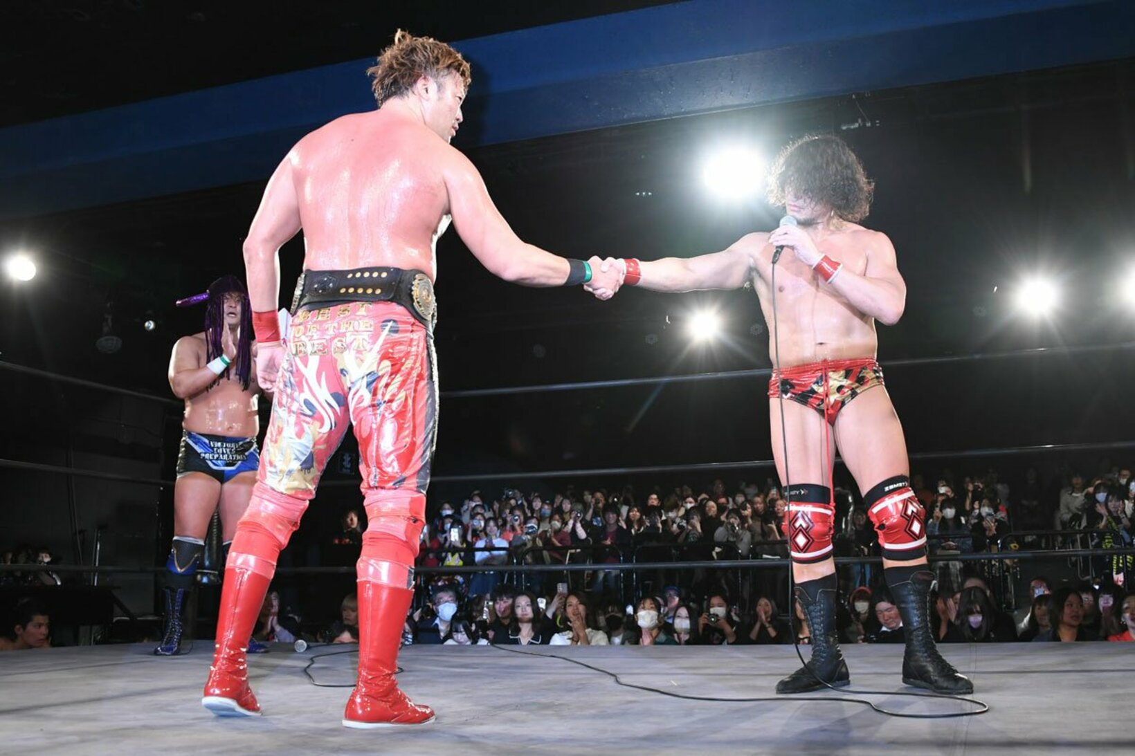 YAMATO(右)とも「再会」を誓う握手を交わした宮原健斗