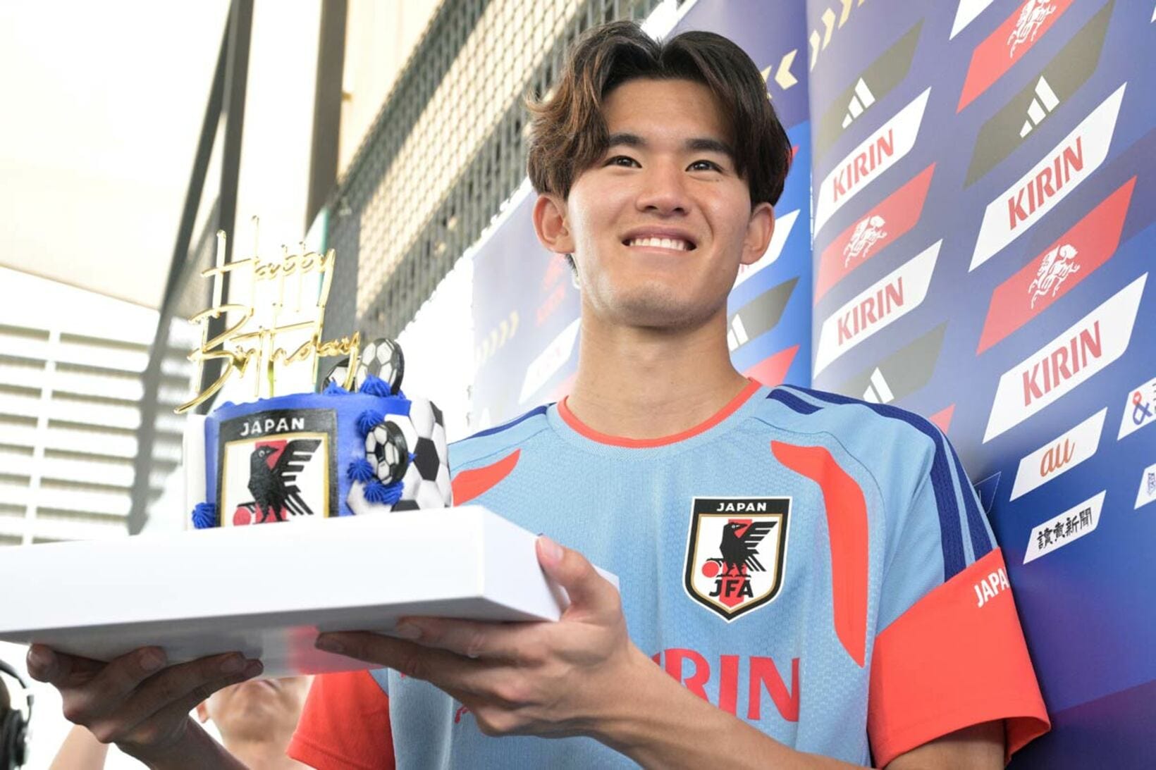 誕生日ケーキにニコニコの後藤啓介