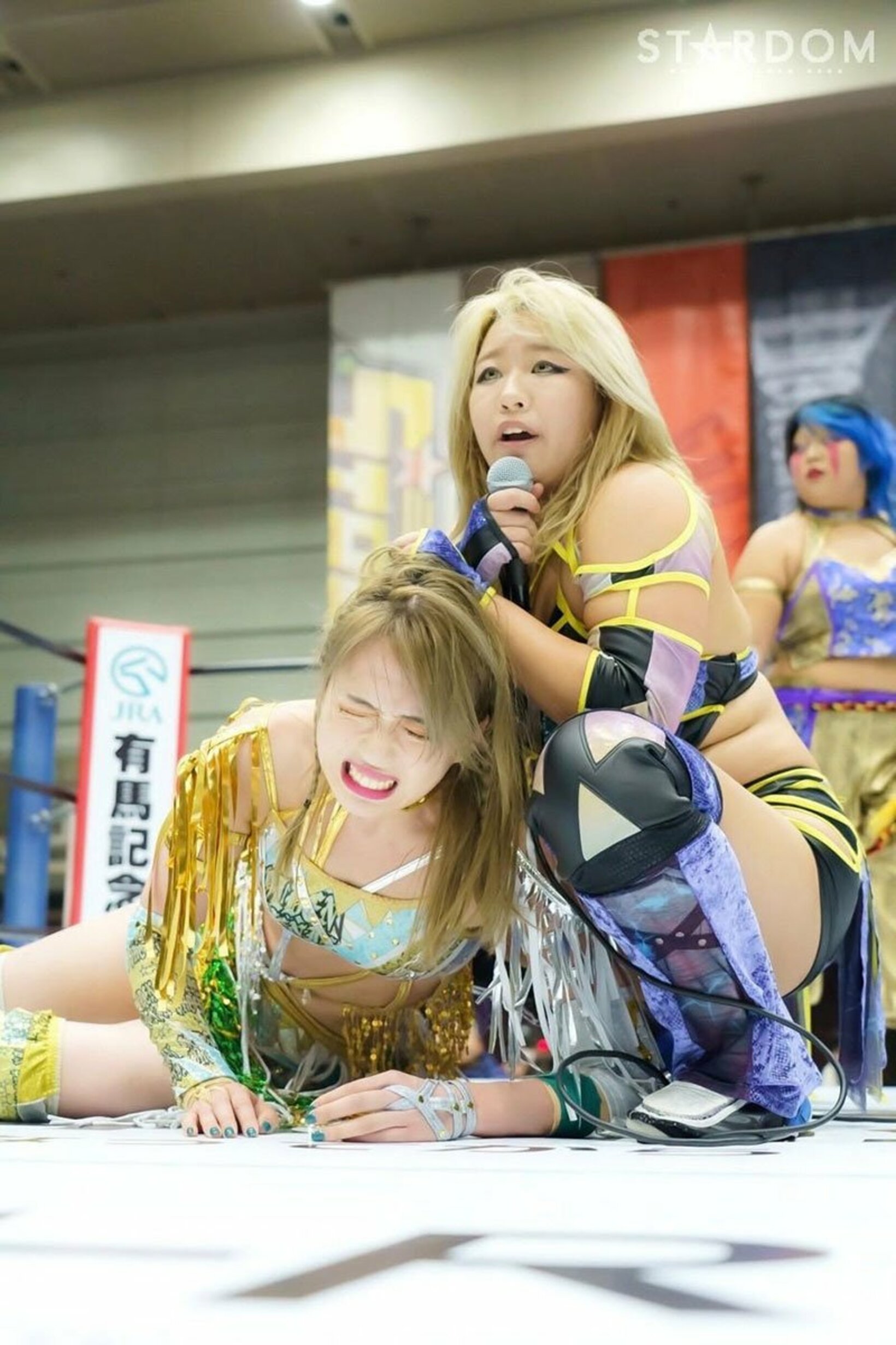 上谷(左)を挑発する渡辺