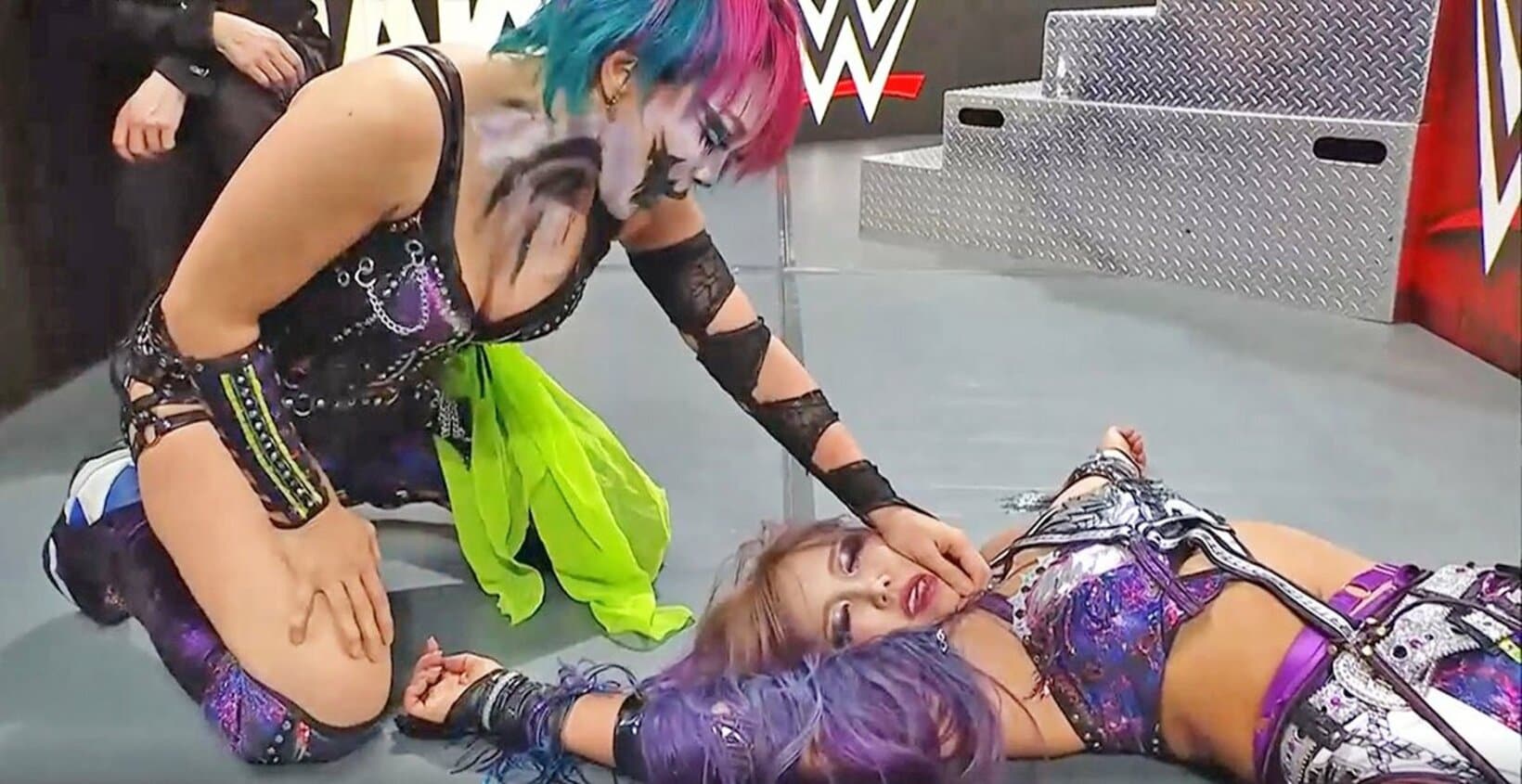 フォールを奪われたカイリ・セイン(右)に罵声を浴びせるアスカ（©AbemaTV, Inc.）