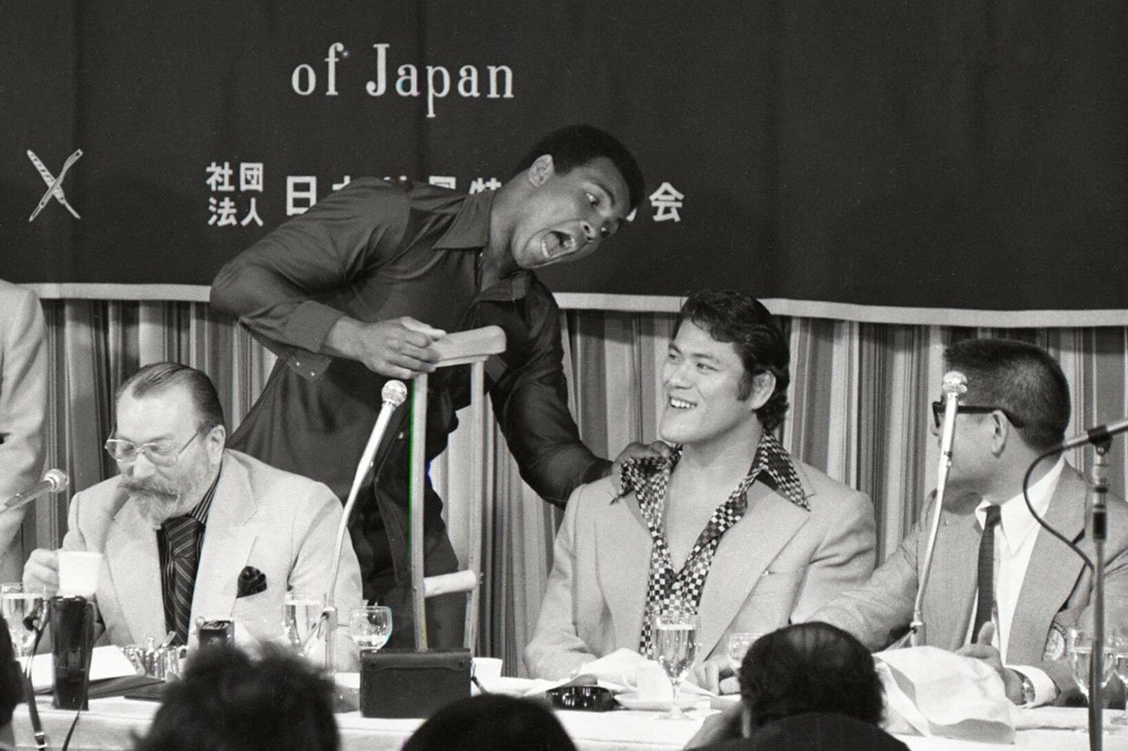調印式で猪木を挑発するアリ（１９７６年）