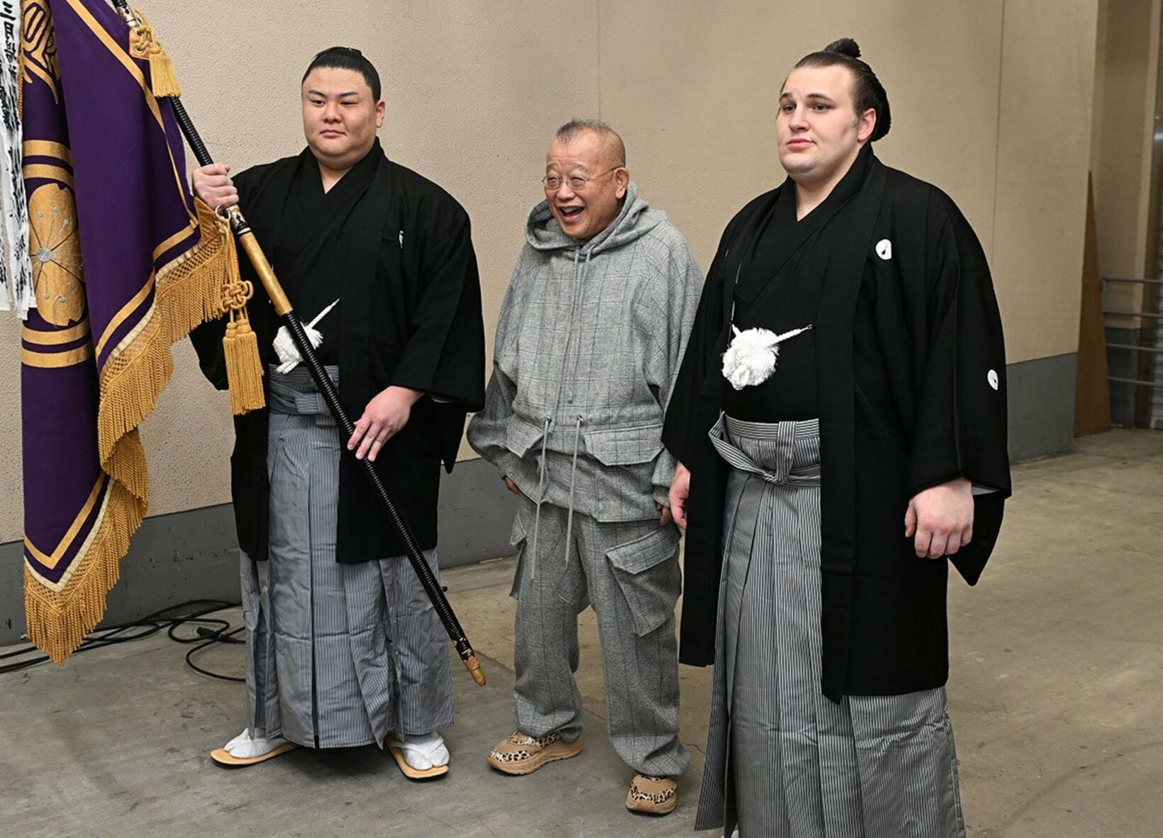 笑福亭鶴瓶(中)と記念撮影する安青錦(右)。左は義ノ富士