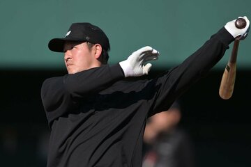 自主トレを行う岸田行倫